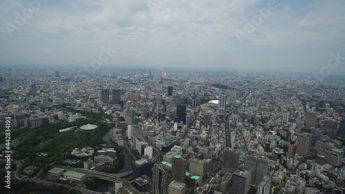 ヘリから撮影された東京の空撮映像