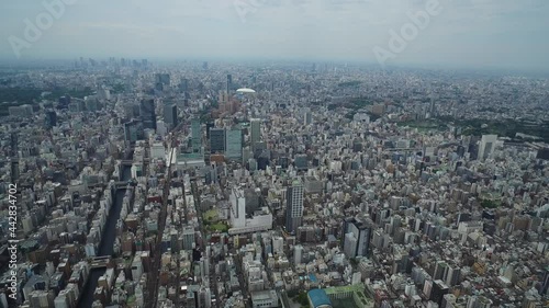 ヘリから撮影された東京の空撮映像