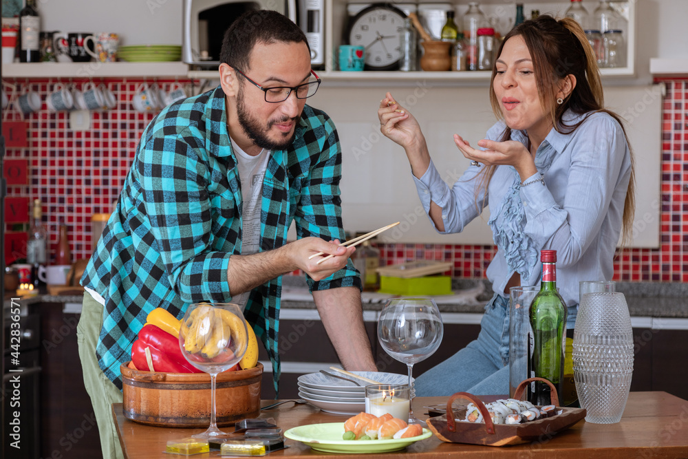 Pareja de jóvenes tienen un momento de relax en la cocina mientras ...