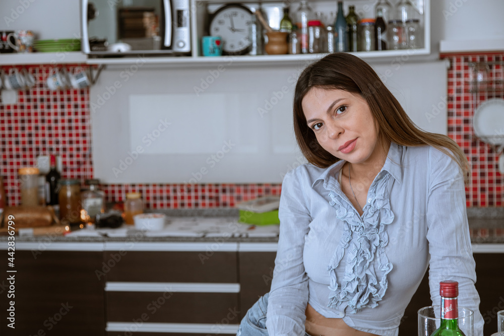 Pareja de jóvenes preparan un agasajo con sushi en la cocina de su casa Pareja de jóvenes preparan un agasajo con sushi en la cocina de su casa