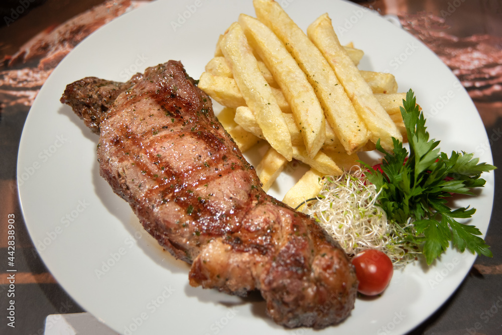 barbacoa de carne vacuna , servida en plato barbacoa de carne vacuna , servida en plato