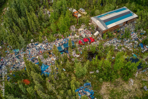 Foto Aerial View of a Rural Hoarder House overflowing with Garbage