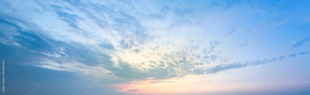 Obraz premium Golden Blick of the sunset on the lilac-blue sky. A sky pattern to replace the sky in the photos. Sunset idyll of calm sky. Natural cloud backrop with gradients and glow.