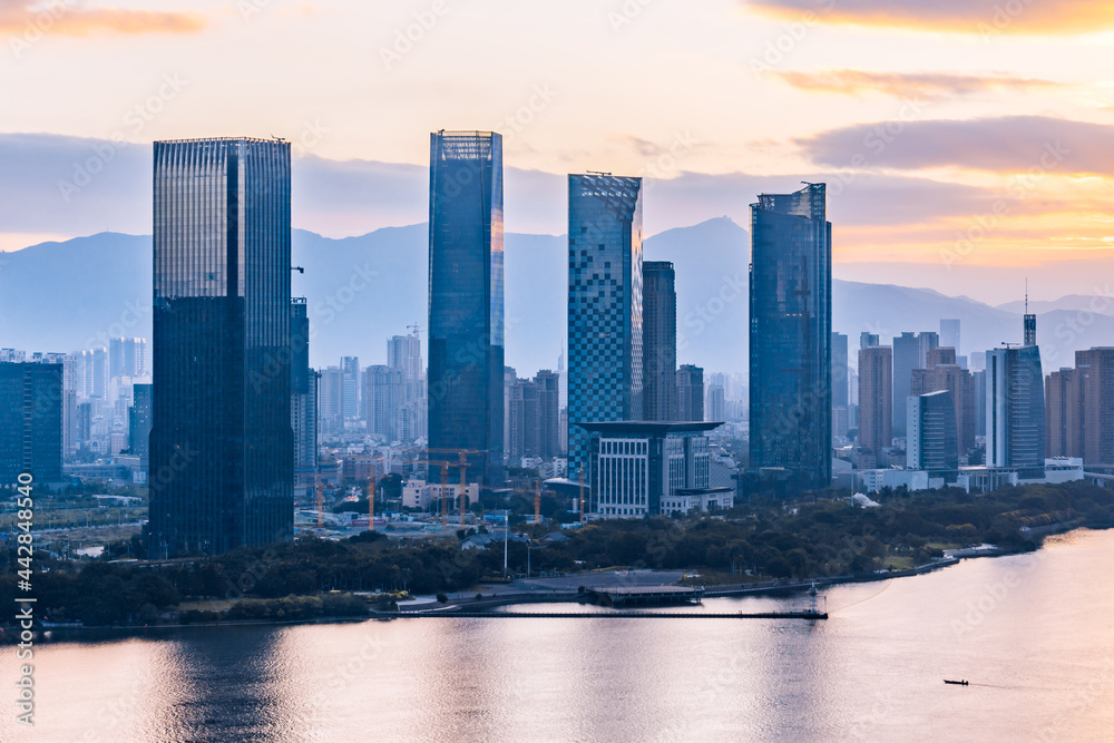 Obraz premium Early morning scenery of CBD city along the Minjiang River in Fuzhou, Fujian, China