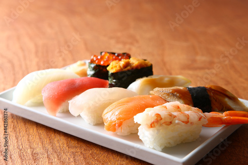 白い皿に盛った握り寿司