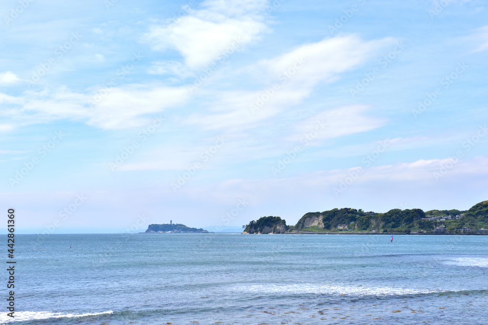 材木座海岸から望む江ノ島