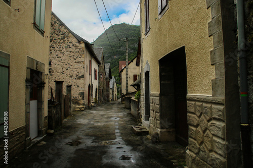 Calle angosta en el peque  o pueblo de Urdos  en el Pirineo franc  s. Casas con la arquitectura tradicional de los peque  os pueblos del Pirineo franc  s.
