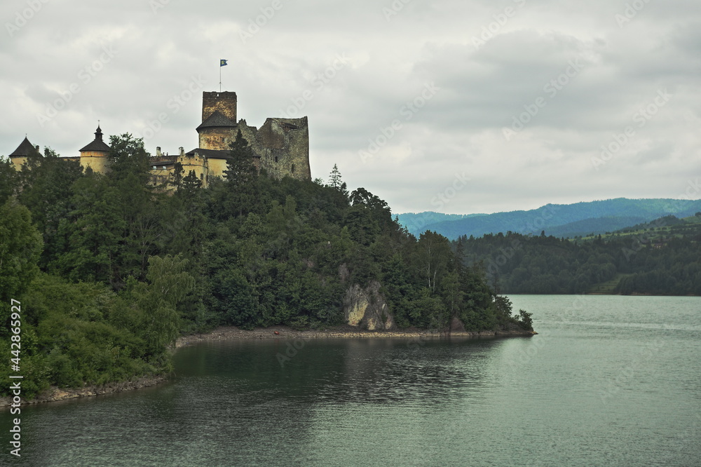 Zamek w Niedzicy spoglądający na jezioro