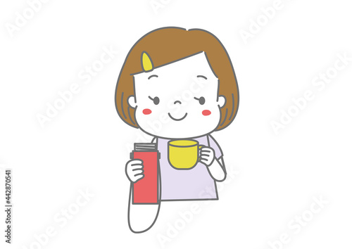 水筒からお茶を飲む　水分補給をする女の子