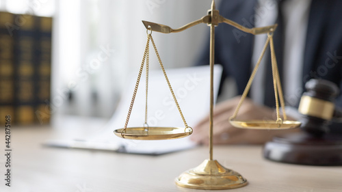 фотографія Lawyers or judges sign documents in accordance with legal and fair terms of agreement, Legal Ethics and Integrity, scales of justice, law hammer, Litigation and legal services