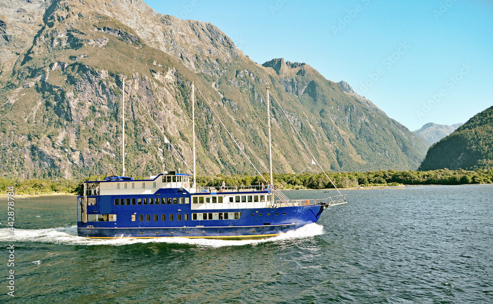 Mildford Sound im Fiordland-Nationalpark im Südwesten der Südinsel von Neuseeland. höchste Berg - Mitre Peak Bootstour Mildford Sound im Fiordland-Nationalpark im Südwesten der Südinsel von Neuseeland. höchste Berg - Mitre Peak Bootstour