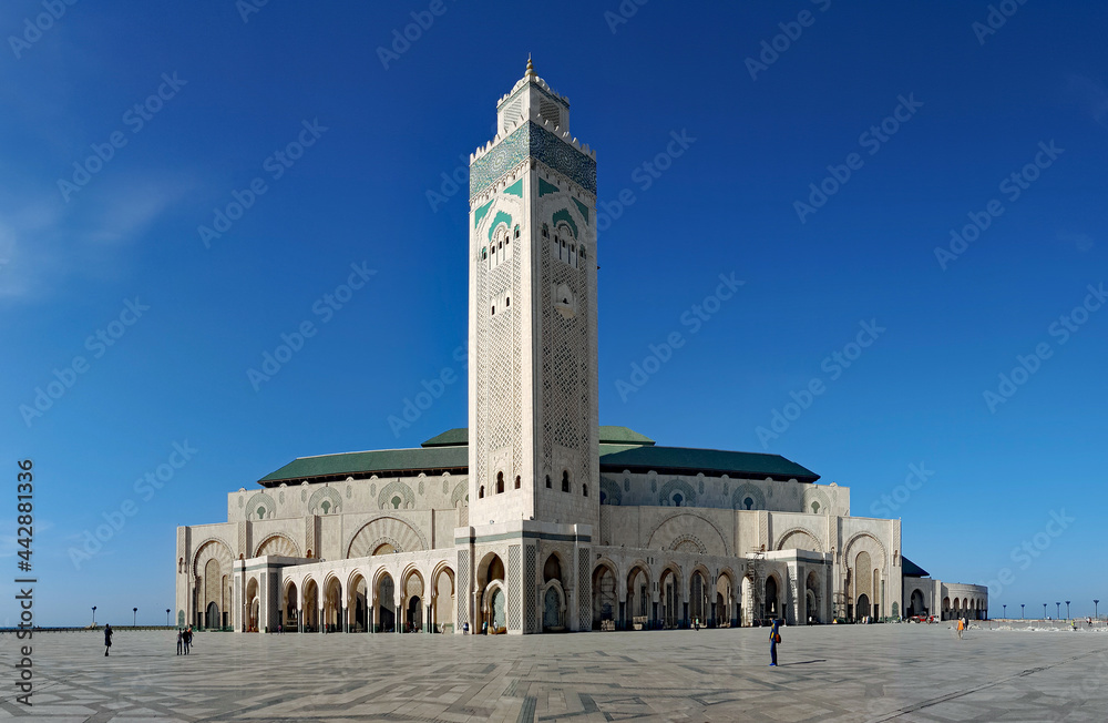 Fototapeta premium Morocco Casablanca - Hassan II Mosque oceanfront mosque with high minaret
