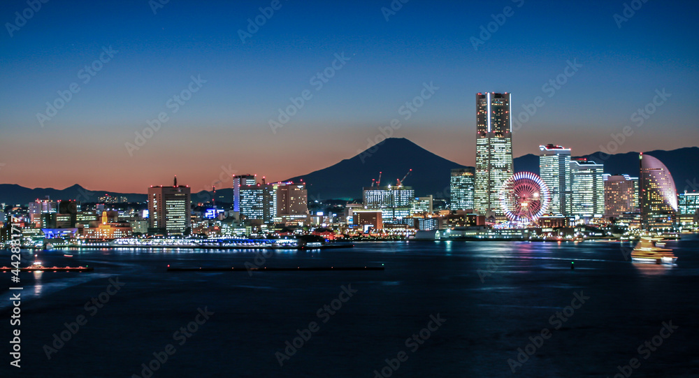 Fototapeta premium 横浜ベイブリッジスカイウォークからみなとみらいと富士山夕景