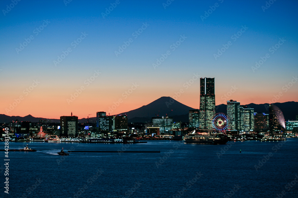 Obraz premium 横浜ベイブリッジスカイウォークからみなとみらいと富士山夕景