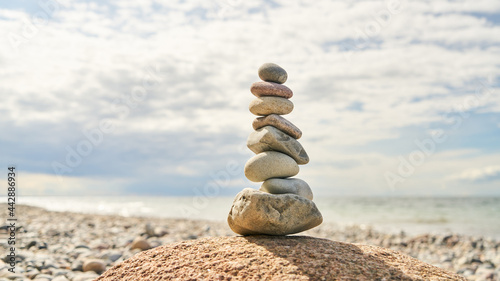 Gestapelte Steine in Balance als Buddhismus Konzept