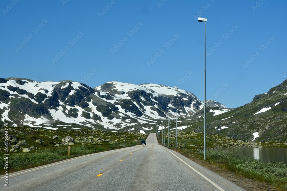 Naklejka premium road to the mountains
