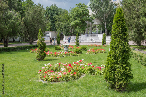   In the spring Gorky Park citizens walk and rest © Aleksandr