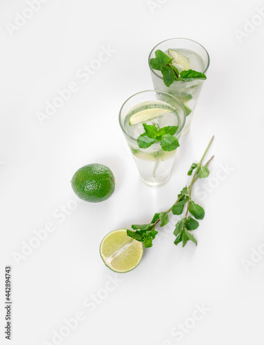 gin tonic mojito glass coktail water ice lime mint table drink