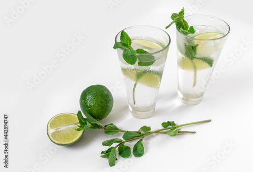 gin tonic mojito glass coktail water ice lime mint table drink