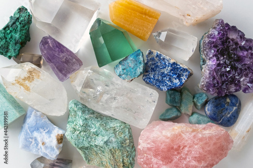 Foto Background of beautiful crystals and colorful gemstones