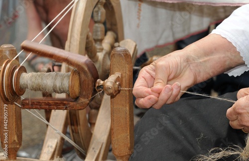 la fileuse brodeuse au festival de Cornouaille de Quimper Finistère Bretagne France