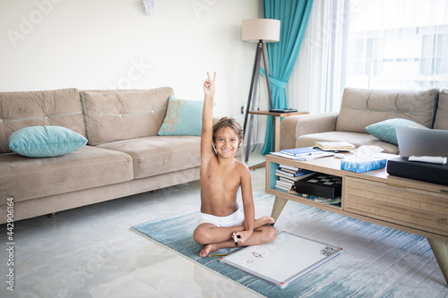 Φωτογραφία Little boy at home sitting and drawing