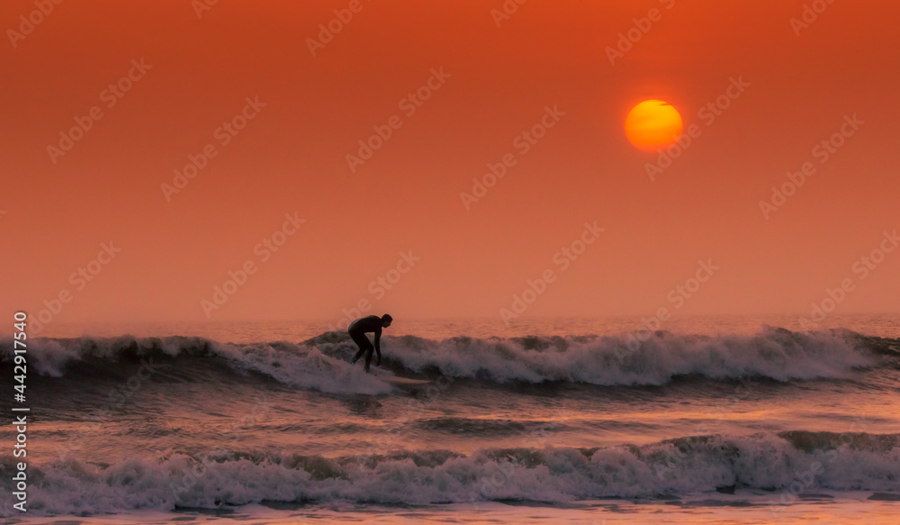 Obraz premium Surfer at dusk