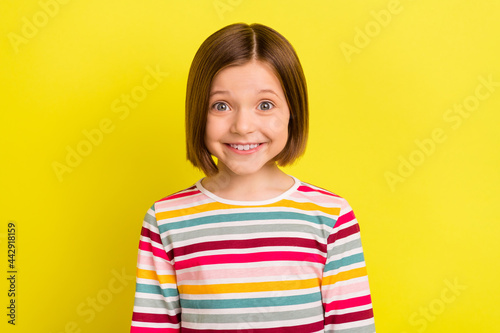 Photo portrait little girl in with bob hairstyle smiling happy isolated vivid yellow color background