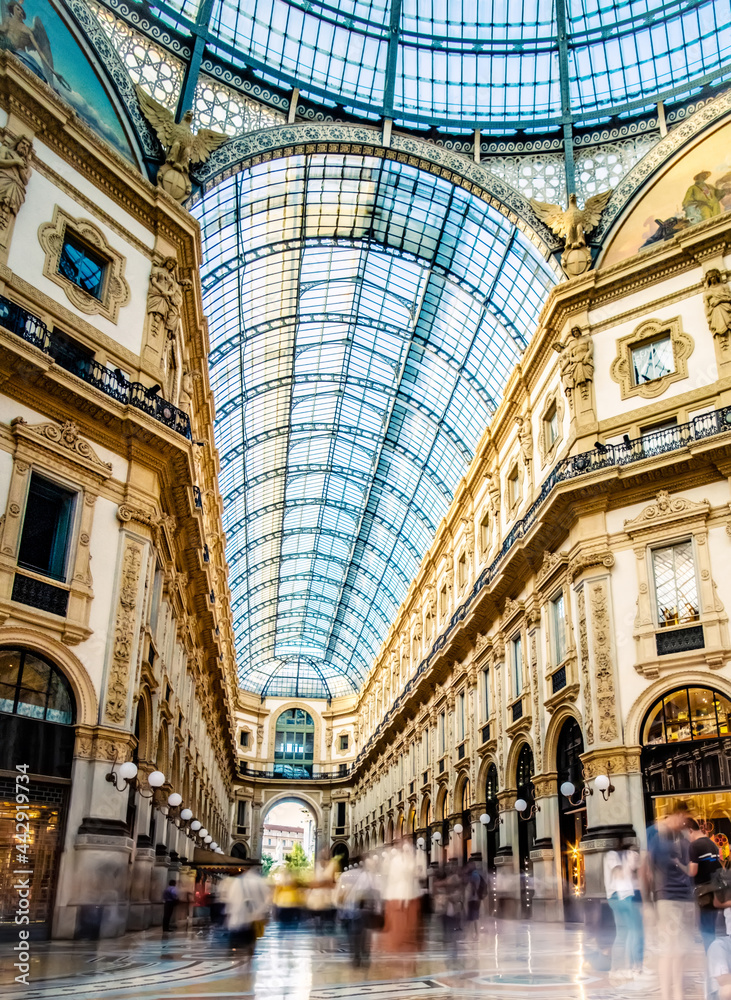 Fototapeta premium Beautiful view of Milan Gallery inner architecture