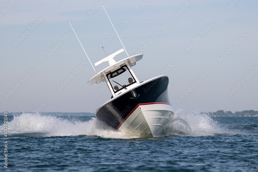 Fototapeta premium center console boat turning fast.