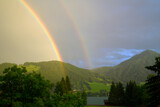 Ein Regenbogen über dem Walchsee in Tirol
