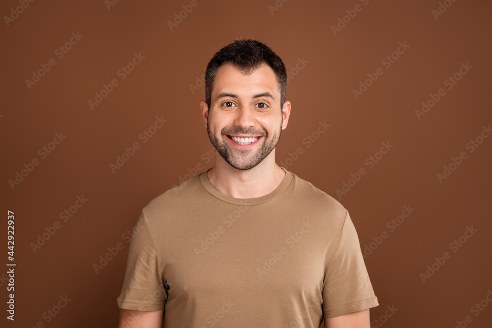 Photo portrait brunet man wearing pastel t-shirt smiling happy isolated brown color background Photo portrait brunet man wearing pastel t-shirt smiling happy isolated brown color background