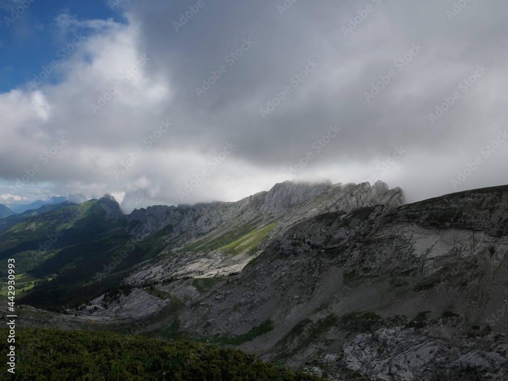 arêtes du Gerbier enveloppés de nuages dans le massif du vercors