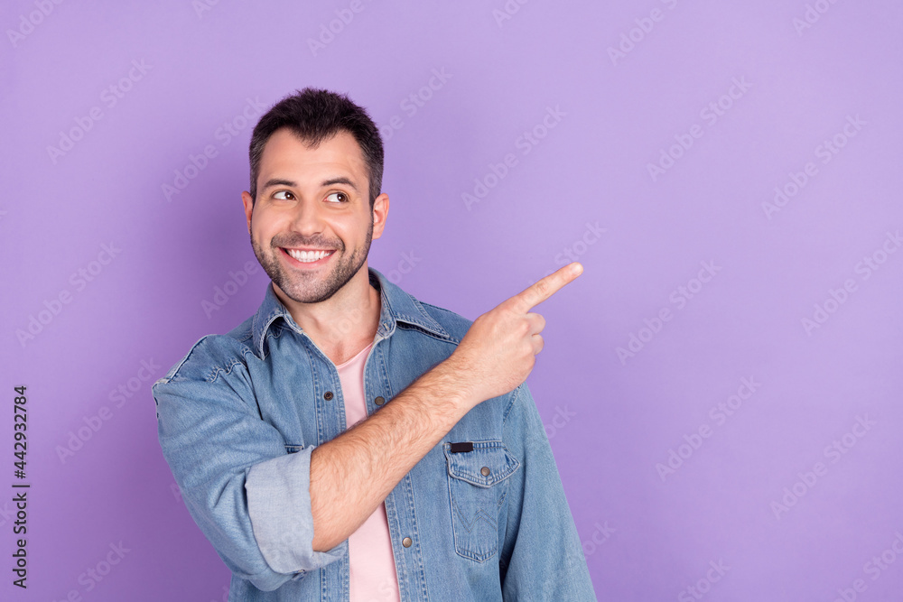 Photo portrait brunet man smiling showing blank space isolated pastel violet color background Photo portrait brunet man smiling showing blank space isolated pastel violet color background