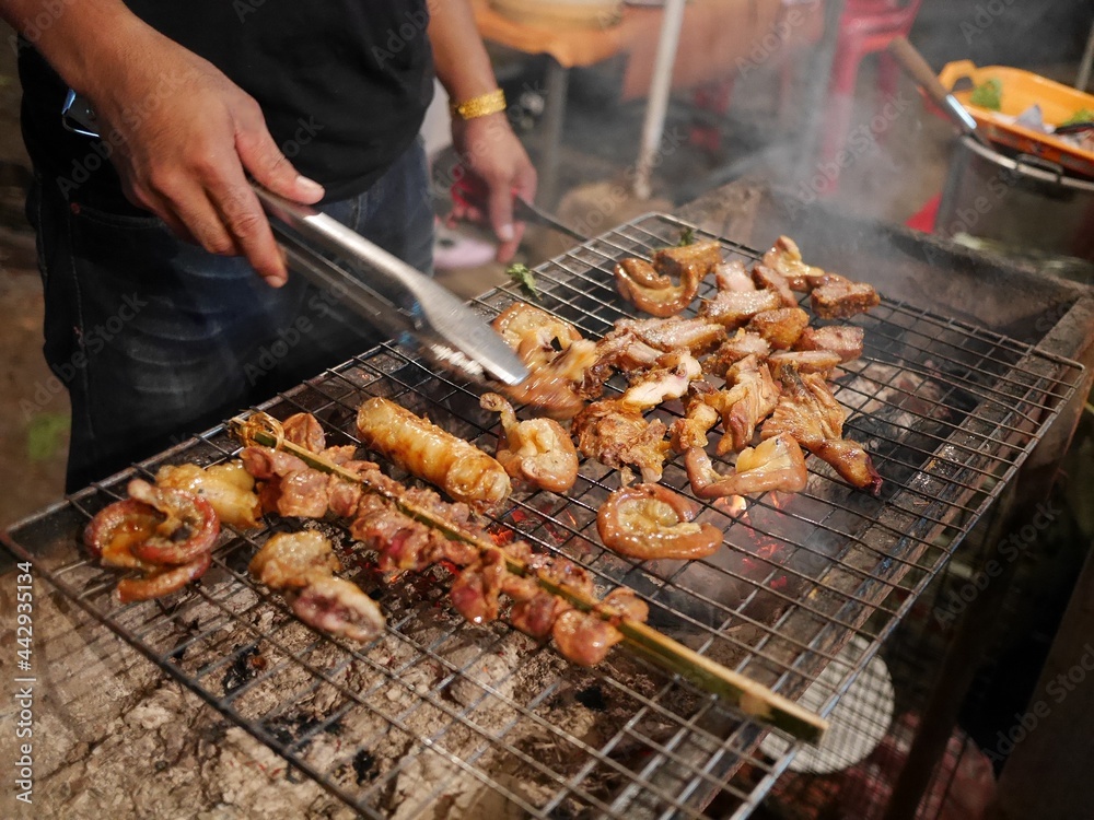 ラオスのローカルレストランの焼き鳥 ラオスのローカルレストランの焼き鳥