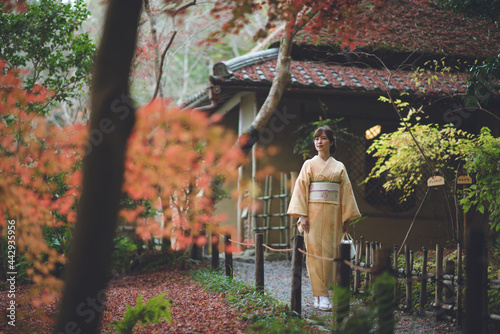 秋の京都嵐山『祇王寺』女性着物　古き良き日本 photo