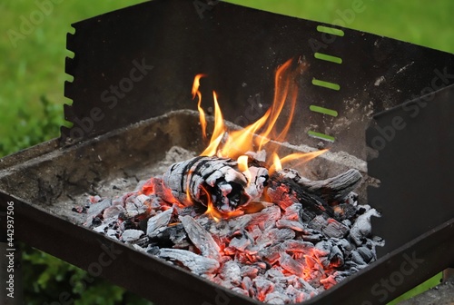 Le feu rouge orange de barbecue avec des braises   photo