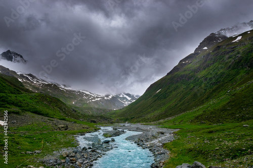 Fototapeta Naklejka Na Ścianę i Meble -  Alpin scenery with a river 