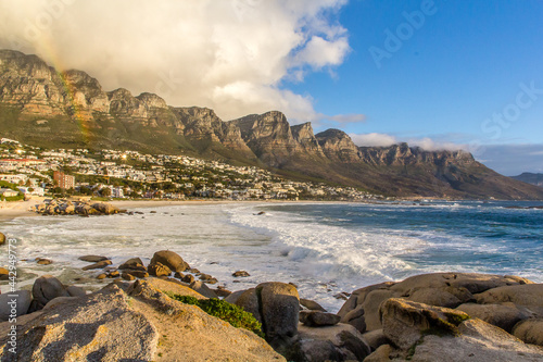Atardecer en Camps Bay, el subrubio de Ciudad del Cabo (Sud África) está cerca del Cabo de Buena Esperanza. El arco iris está por encima de los doce apóstoles, una cadena montañosa cerca del cabo. photo