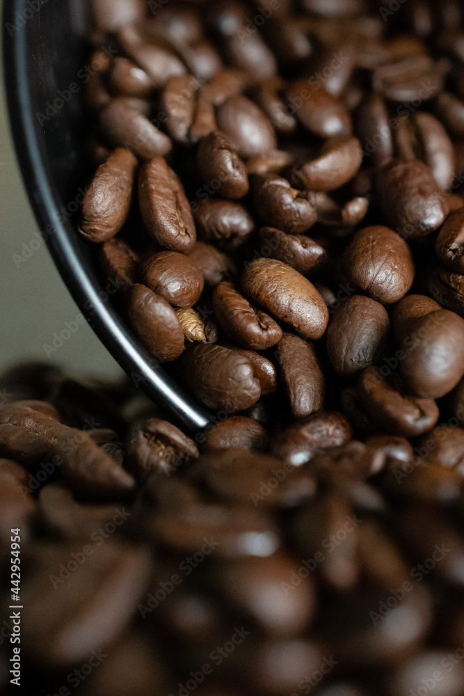 Naklejka premium Kaffeebohnen Nahaufnahme Kaffeedose