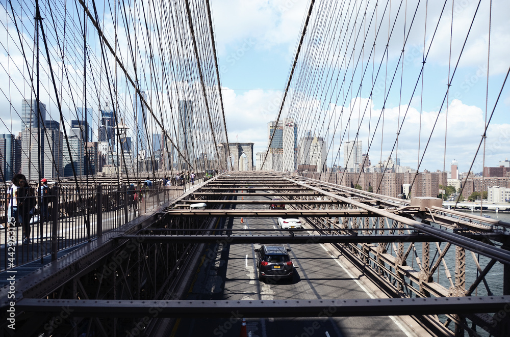 Naklejka premium USA, NEW YORK: Scenic cityscape view on the Brooklyn Bridge 
