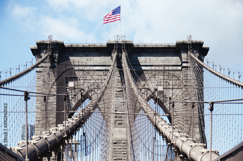 Fototapeta premium USA, NEW YORK: Scenic cityscape view on the Brooklyn Bridge 