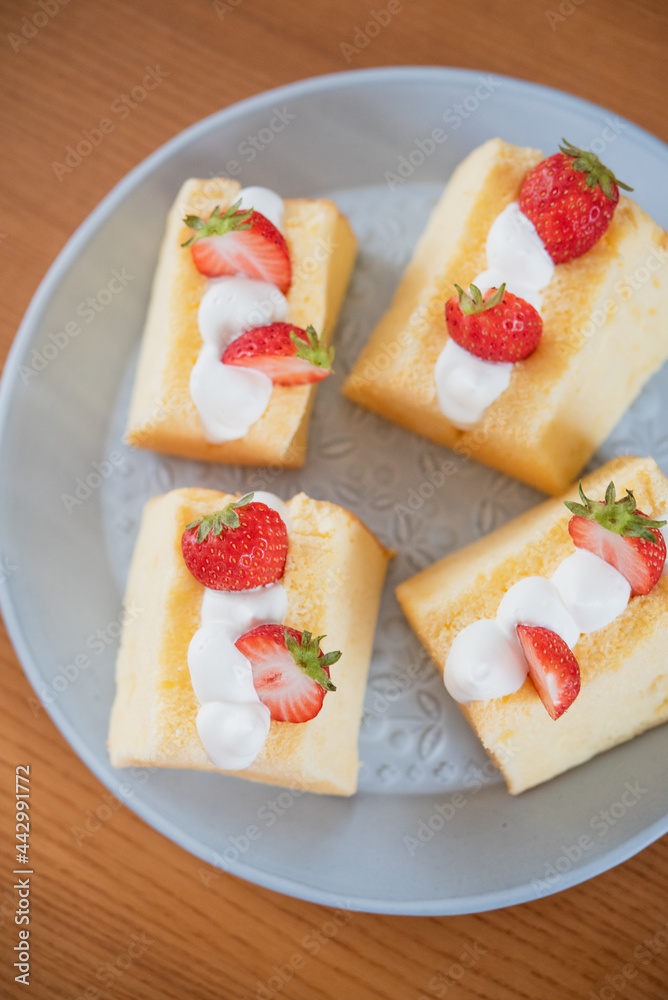 いちごのシフォンケーキサンド いちごのシフォンケーキサンド