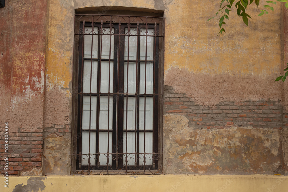 Obraz premium Old window with iron bars.