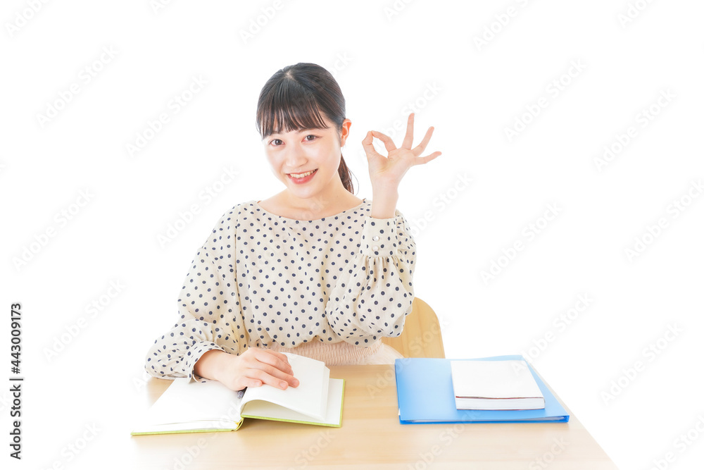 机で勉強をする若い女性