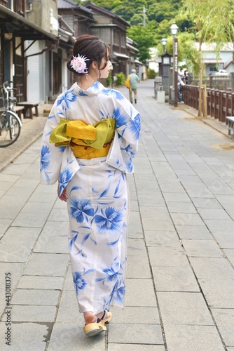 小江戸佐原の町並みと浴衣姿の若く美しい女性	