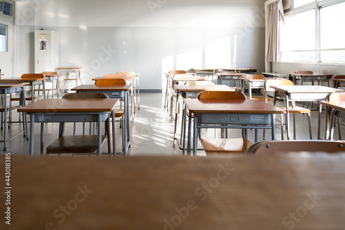 教卓から見た誰もいない教室