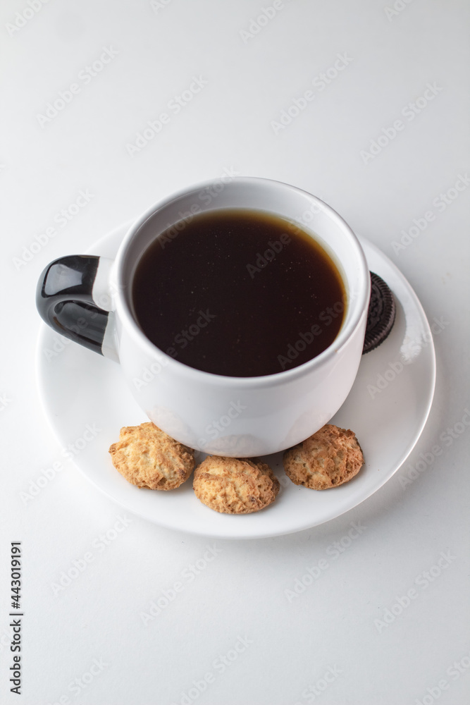 Taza de café con galletas y granos en fondo blanco Taza de café con galletas y granos en fondo blanco