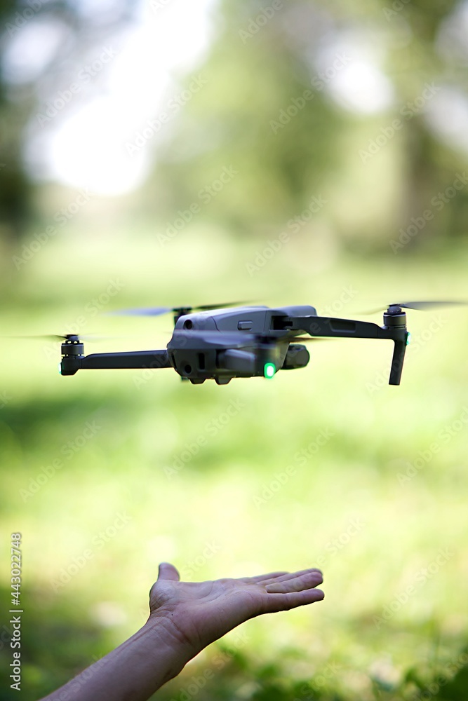 Drone caméra main décollage - vidéaste matériel audiovisuel
