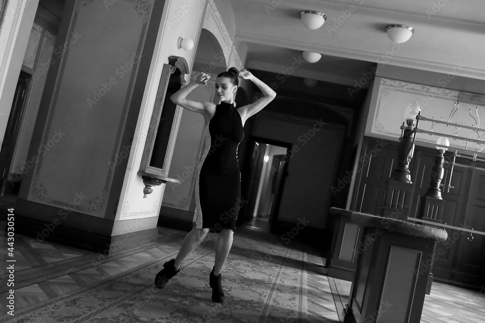 Obraz premium The girl makes beautiful moves in the opera